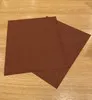 2 feuilles de papier à poncer